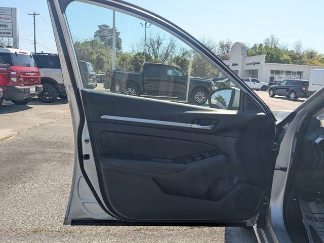 2023 Nissan Altima SV FWD